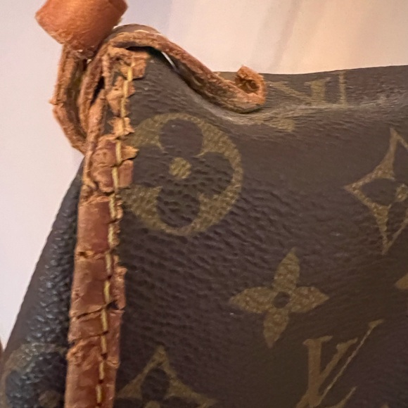 100% Authentic Vintage Louis Vuitton monogram canvas Saumur 35 Messenger
Bag - Picture 3 of 10